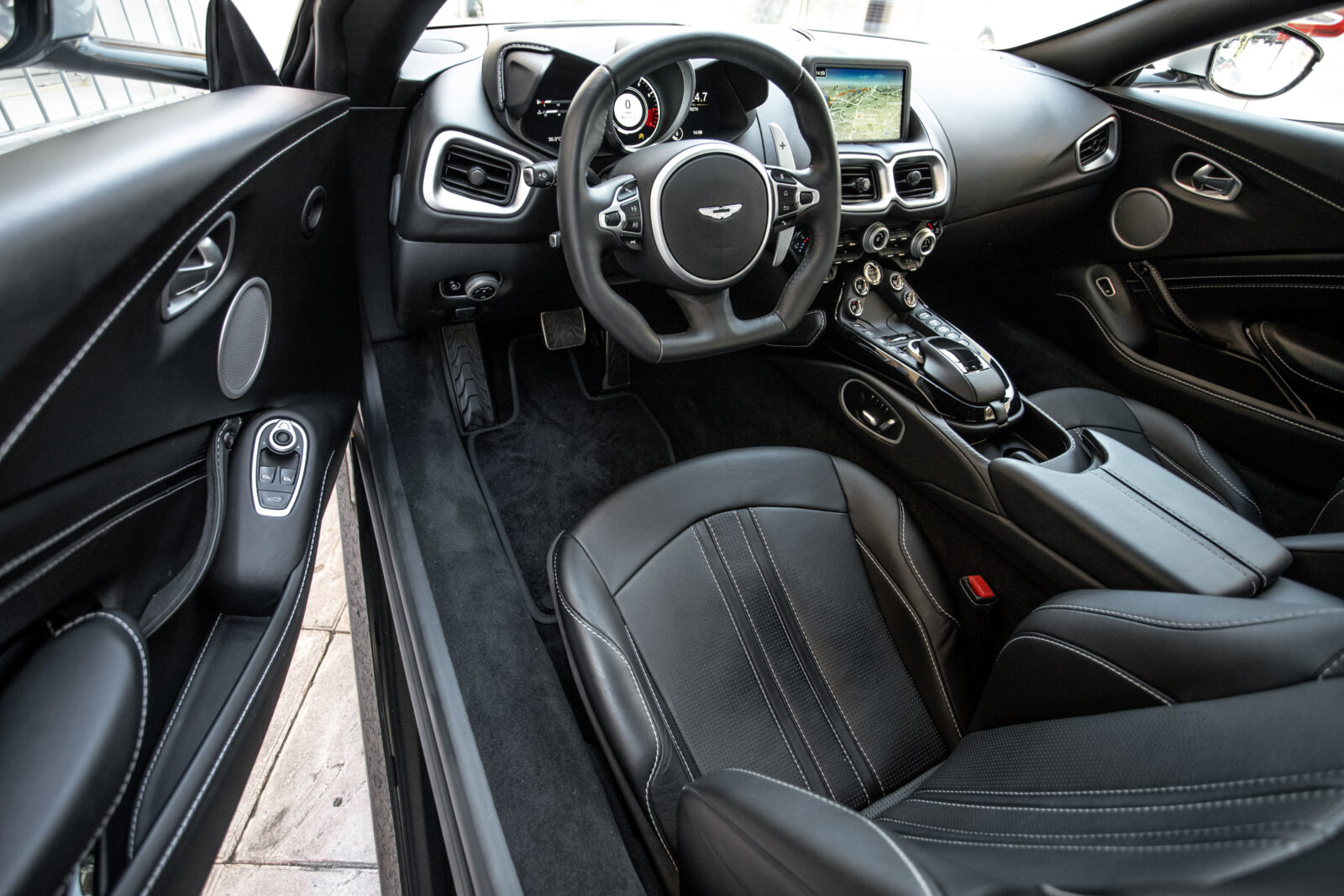 ASTON MARTIN VANTAGE 4.0 V8