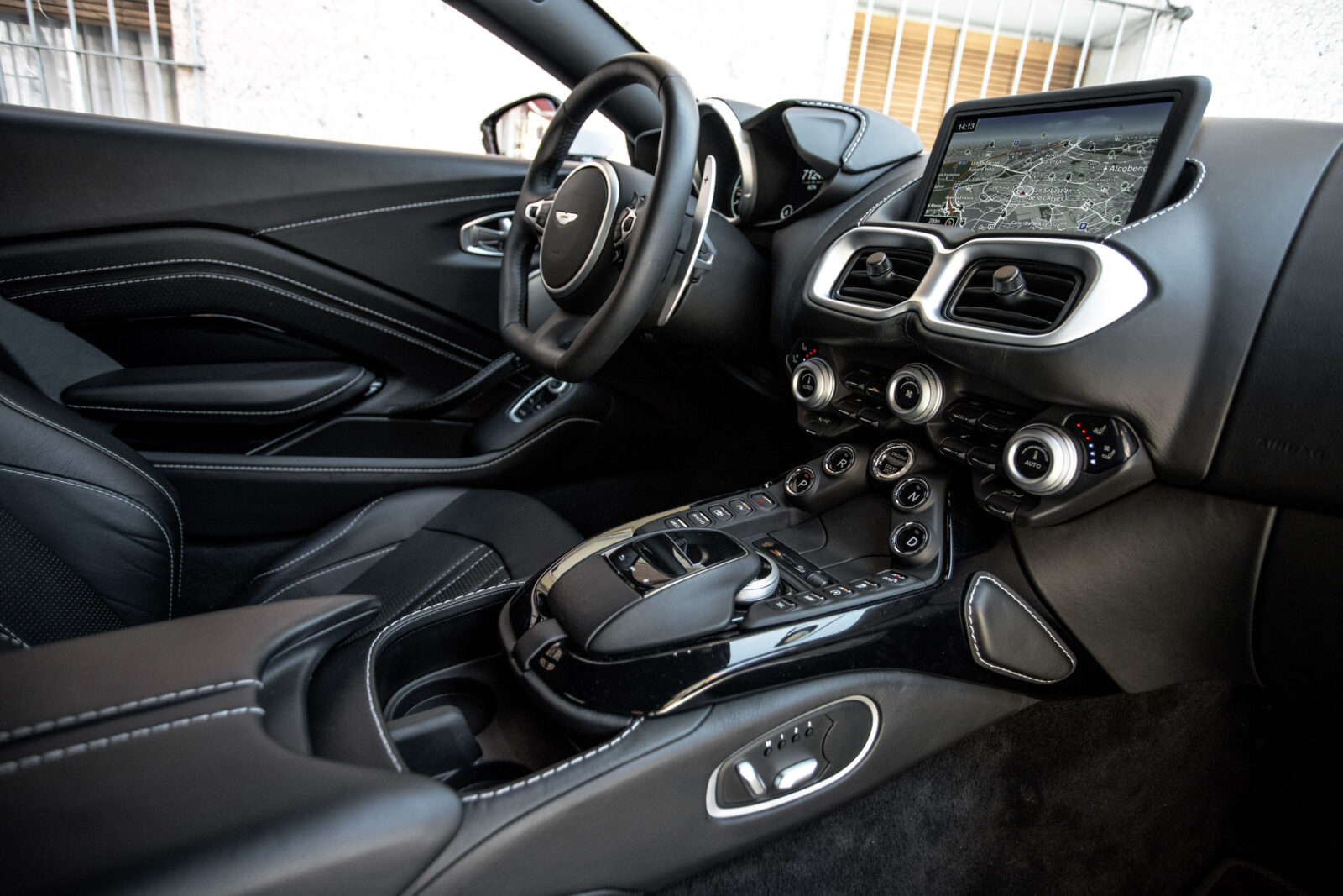 ASTON MARTIN VANTAGE 4.0 V8