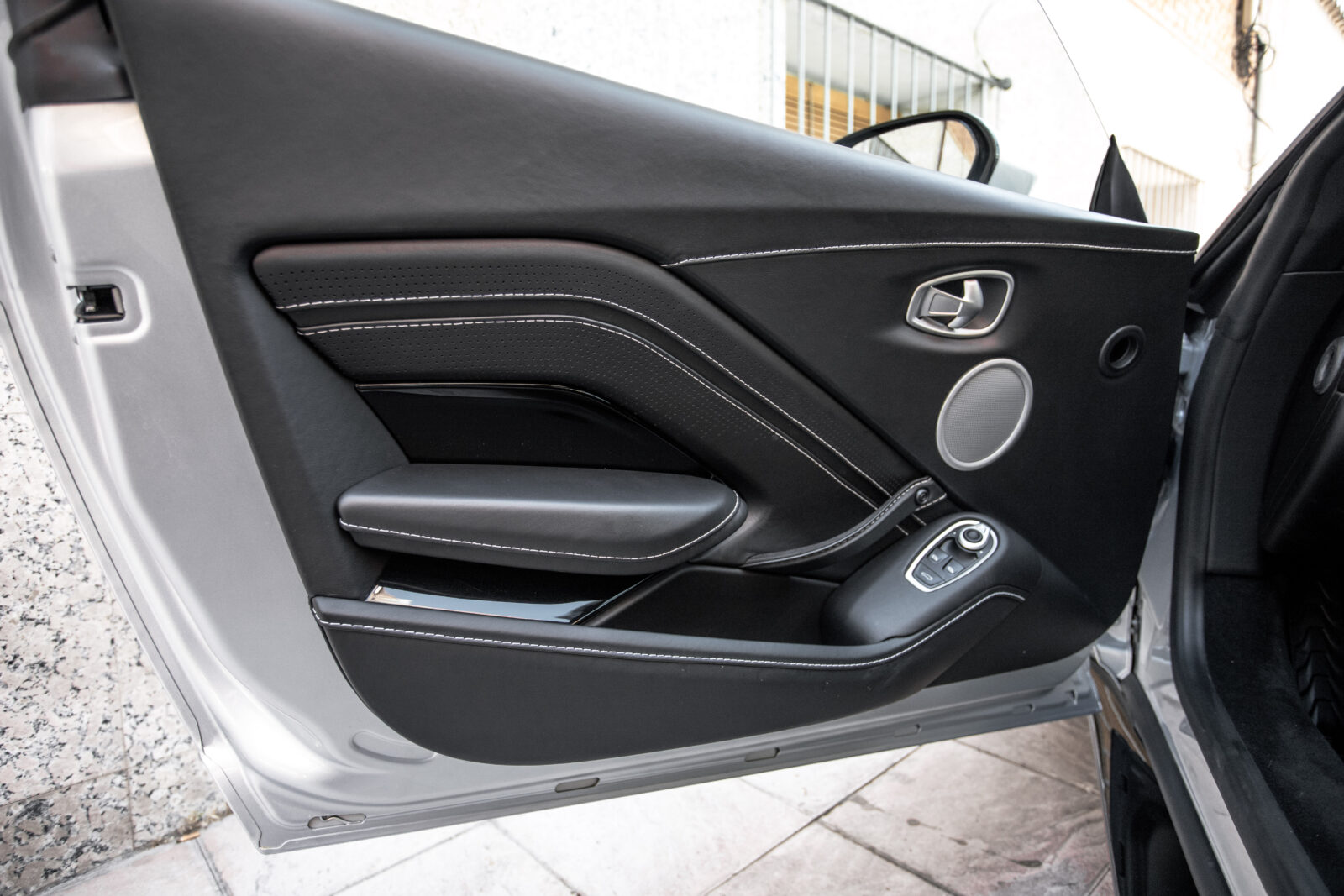 ASTON MARTIN VANTAGE 4.0 V8