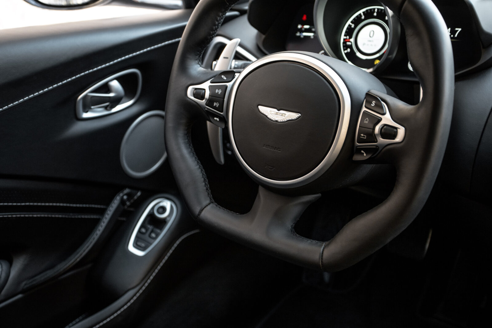 ASTON MARTIN VANTAGE 4.0 V8