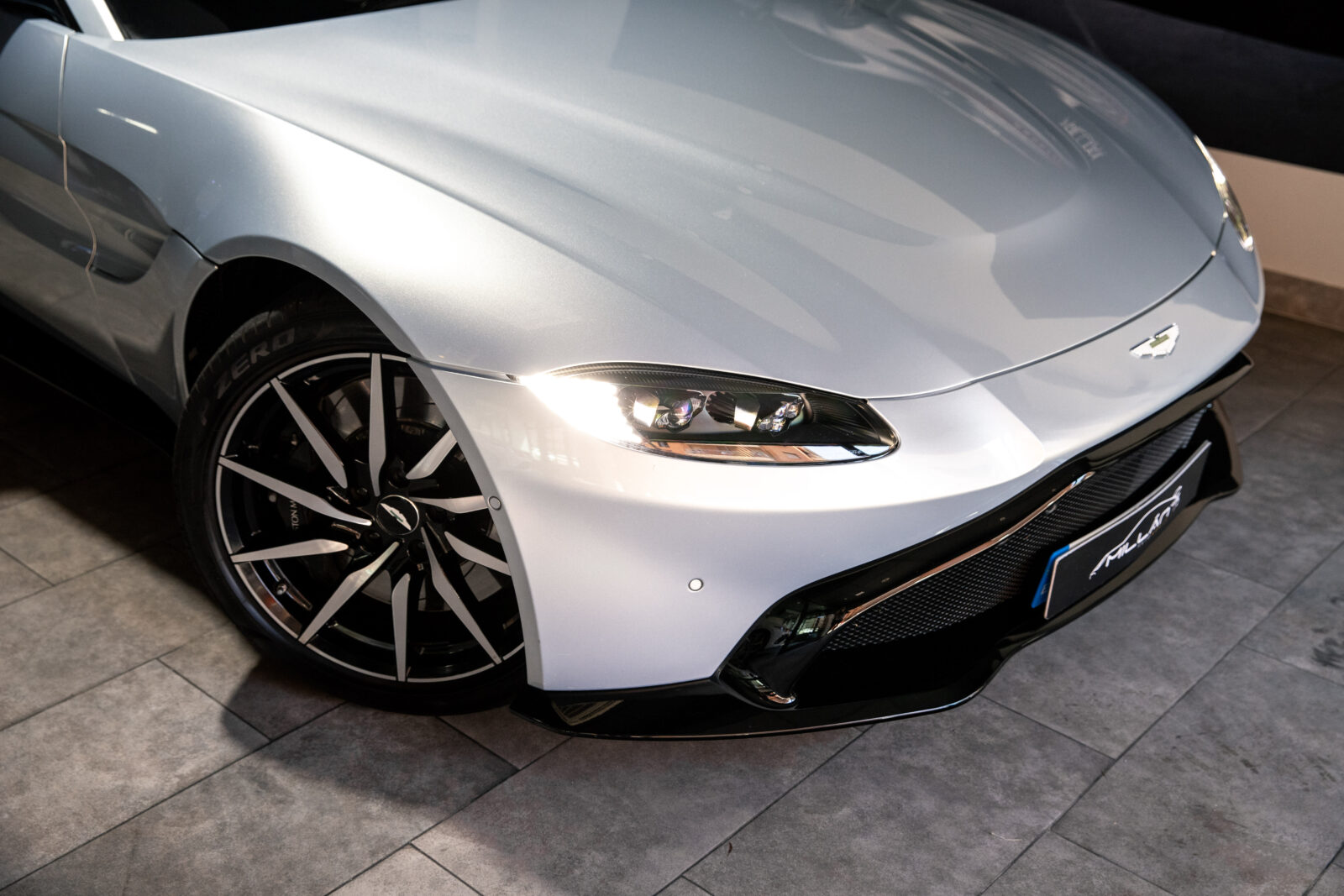 ASTON MARTIN VANTAGE 4.0 V8