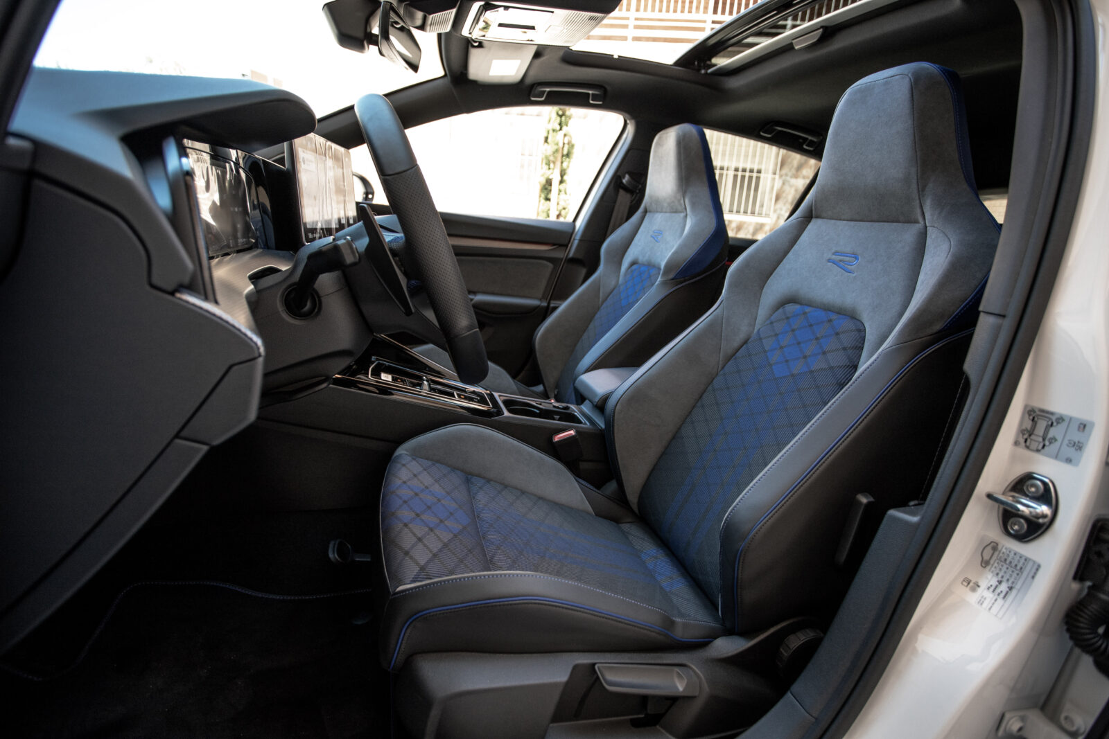 VOLKSWAGEN Golf R