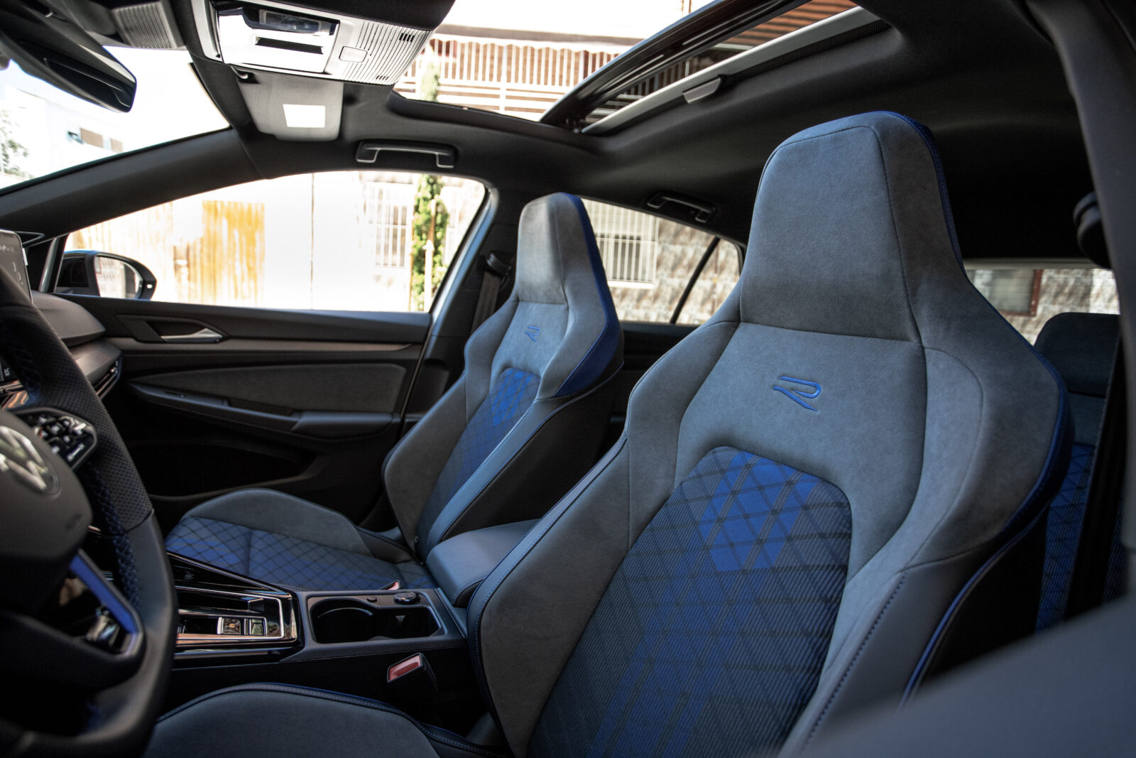 VOLKSWAGEN Golf R