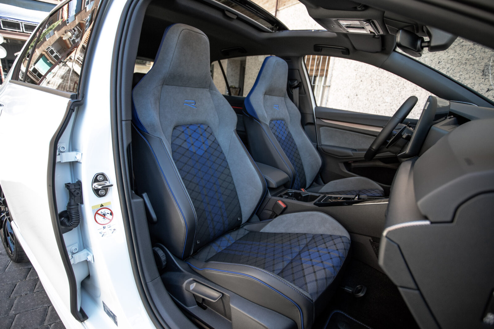 VOLKSWAGEN Golf R