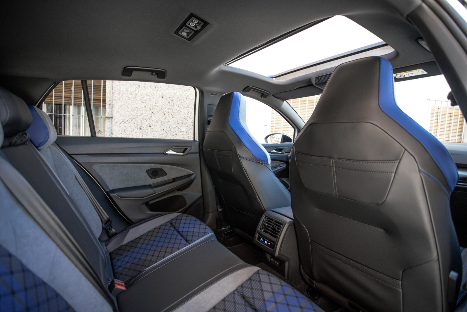 VOLKSWAGEN Golf R