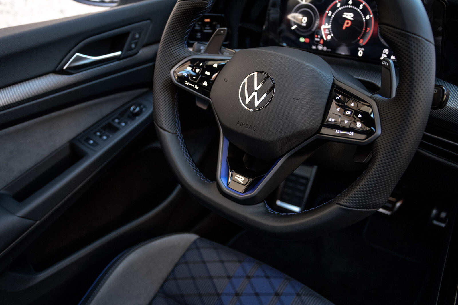 VOLKSWAGEN Golf R