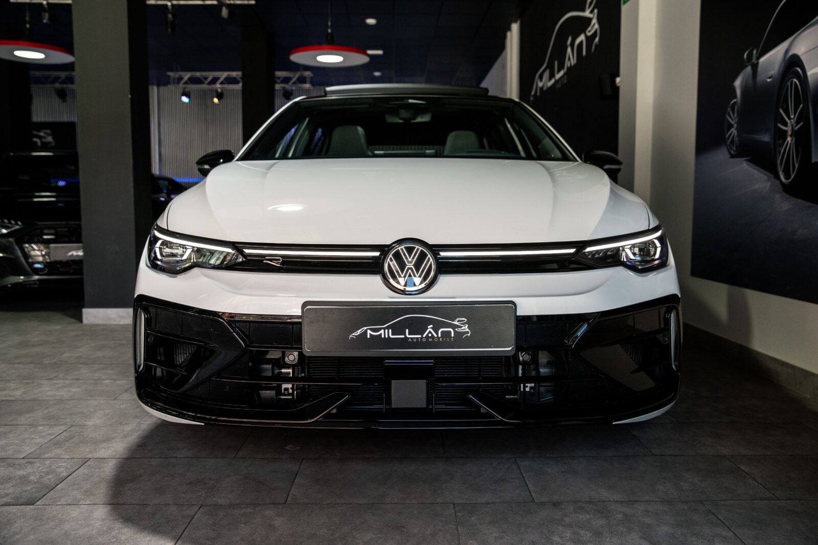 VOLKSWAGEN Golf R
