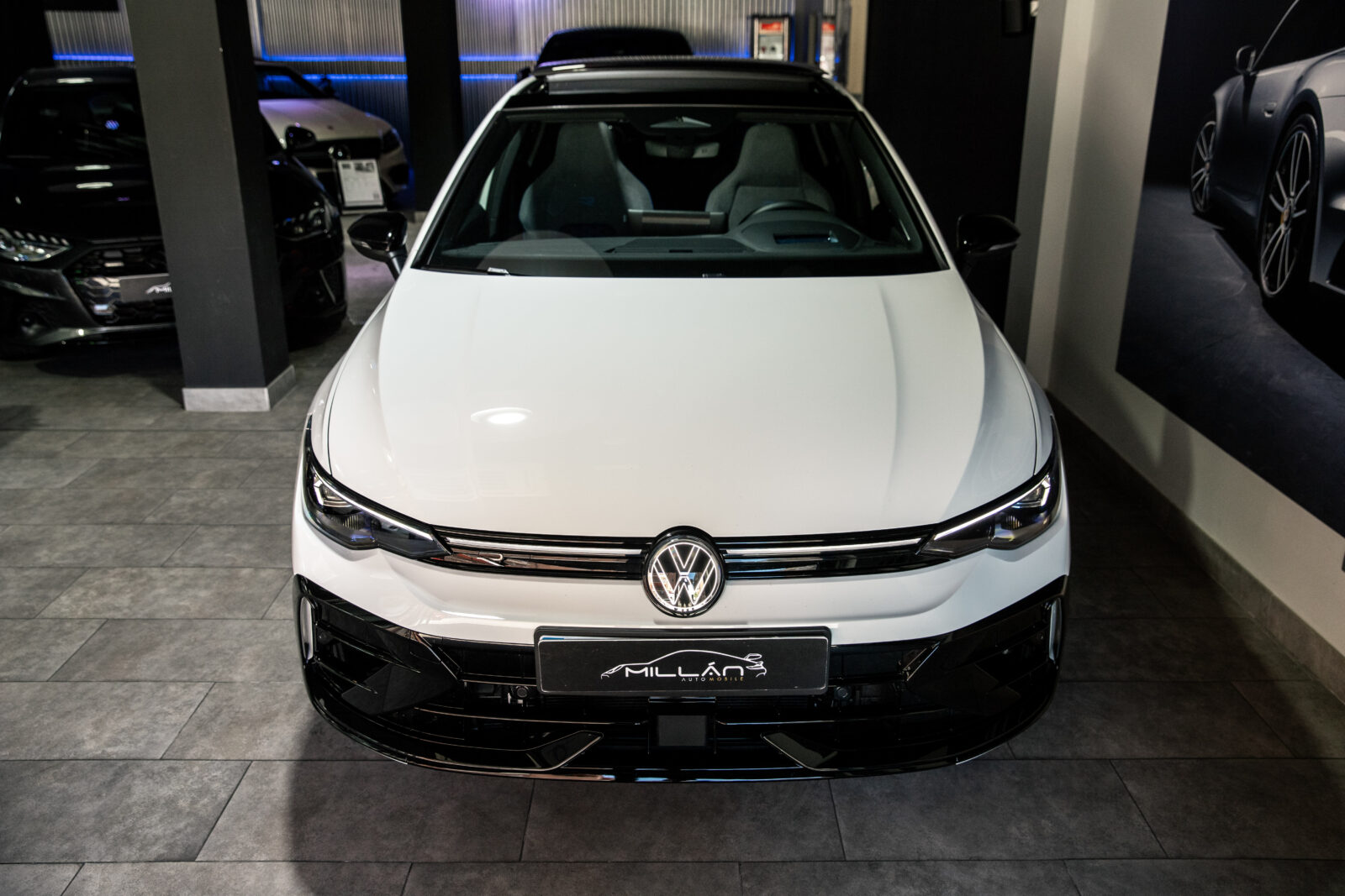 VOLKSWAGEN Golf R
