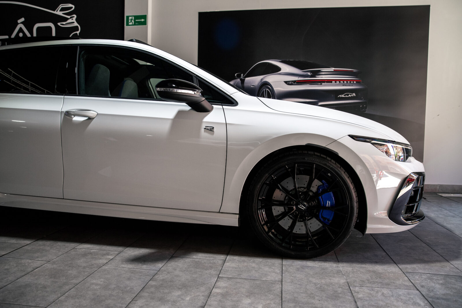 VOLKSWAGEN Golf R