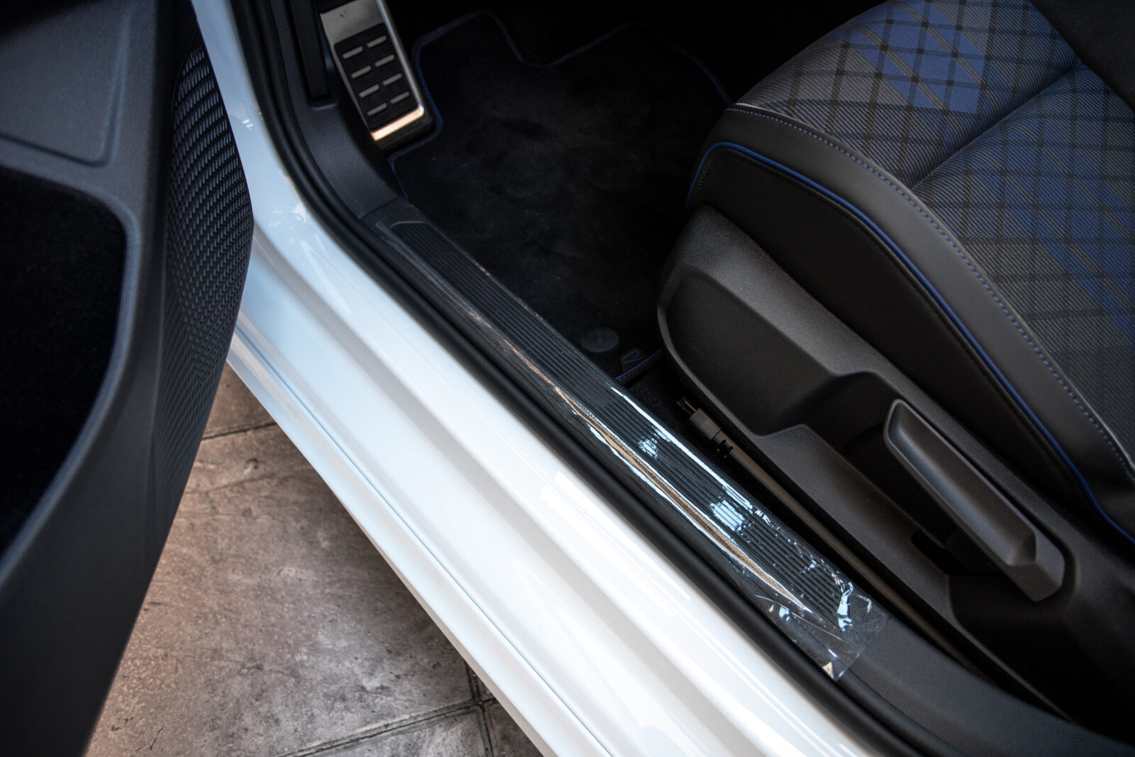 VOLKSWAGEN Golf R