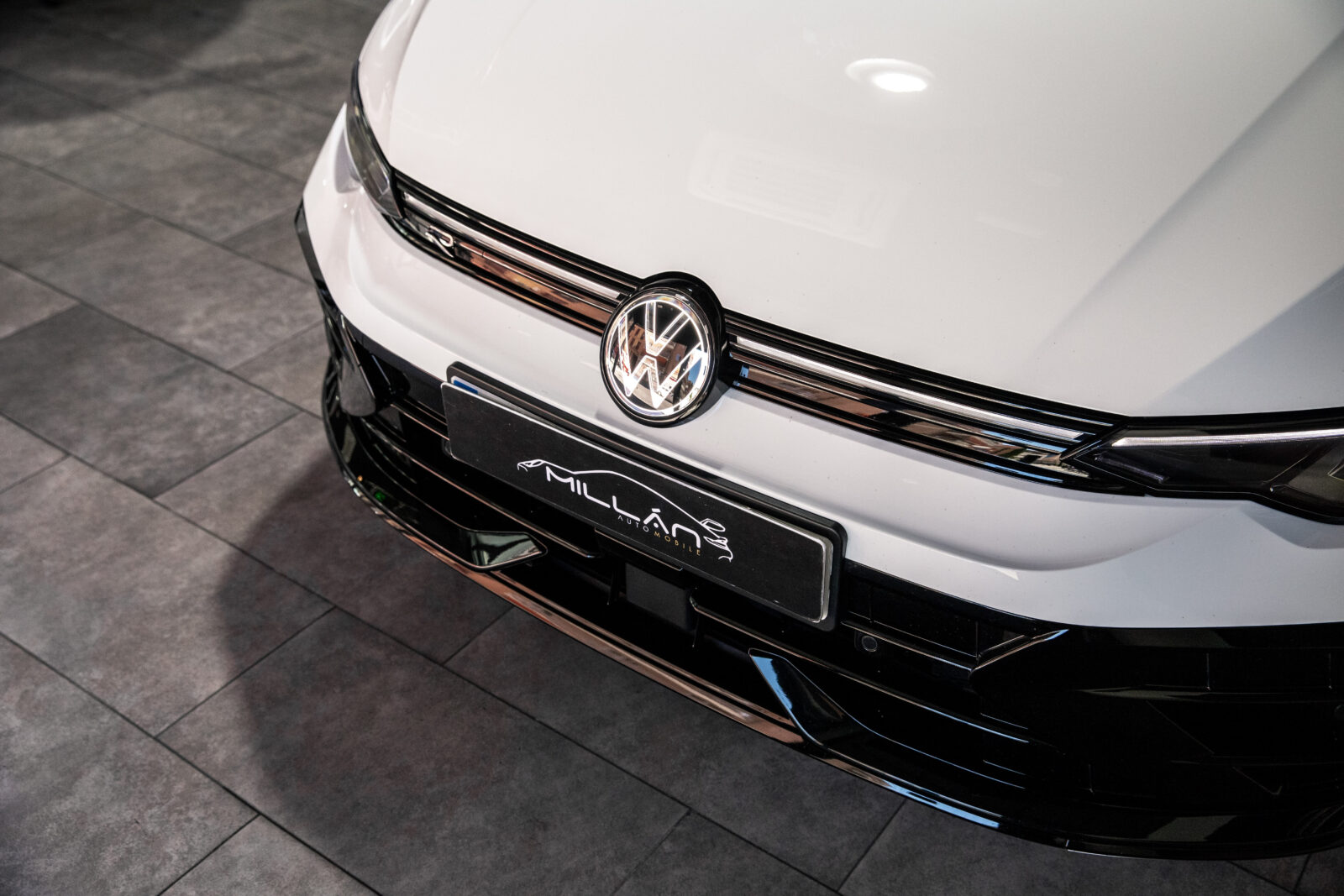 VOLKSWAGEN Golf R