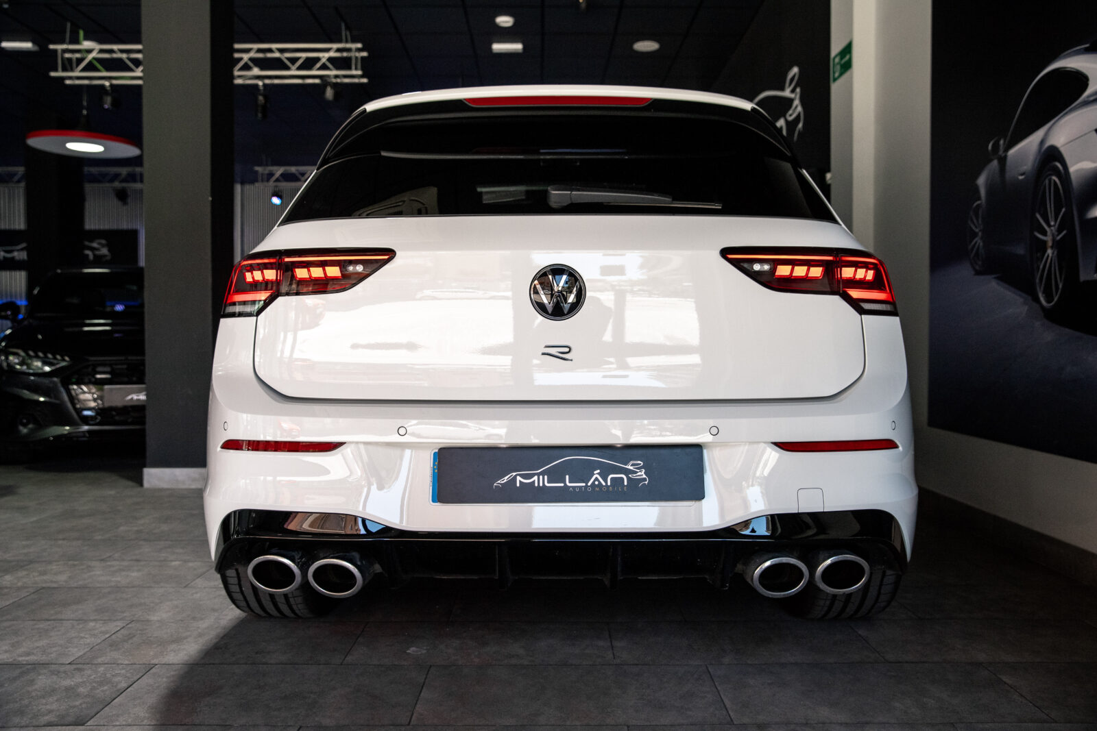 VOLKSWAGEN Golf R
