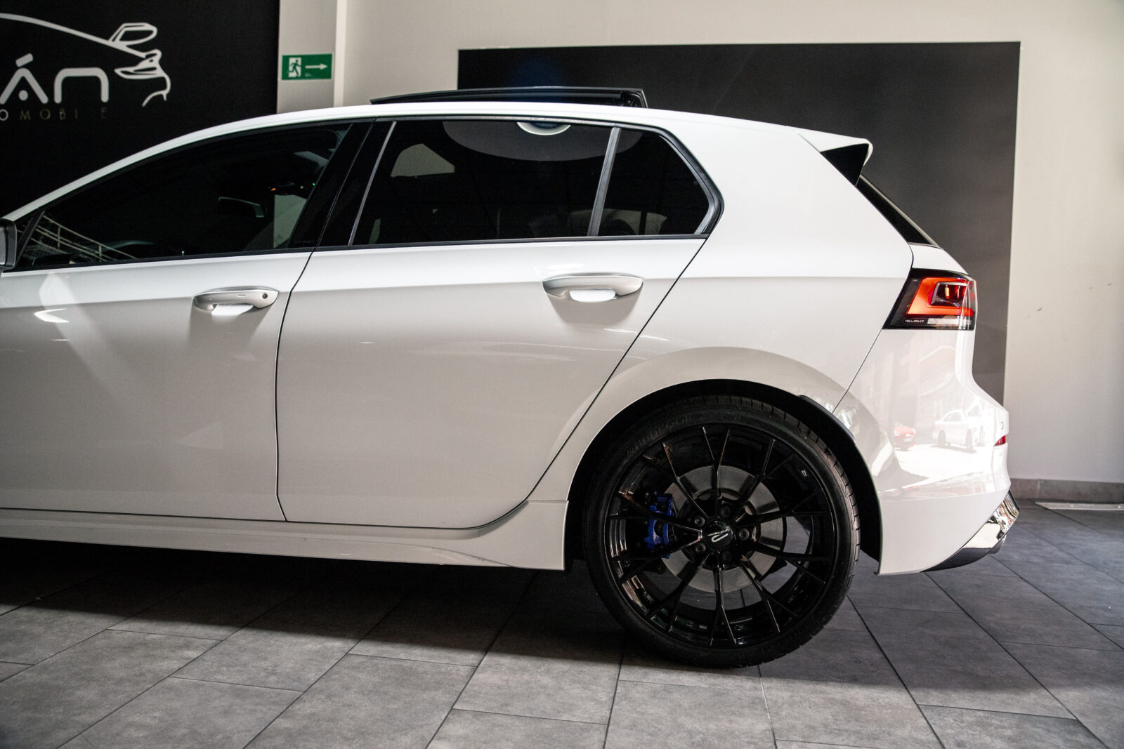 VOLKSWAGEN Golf R