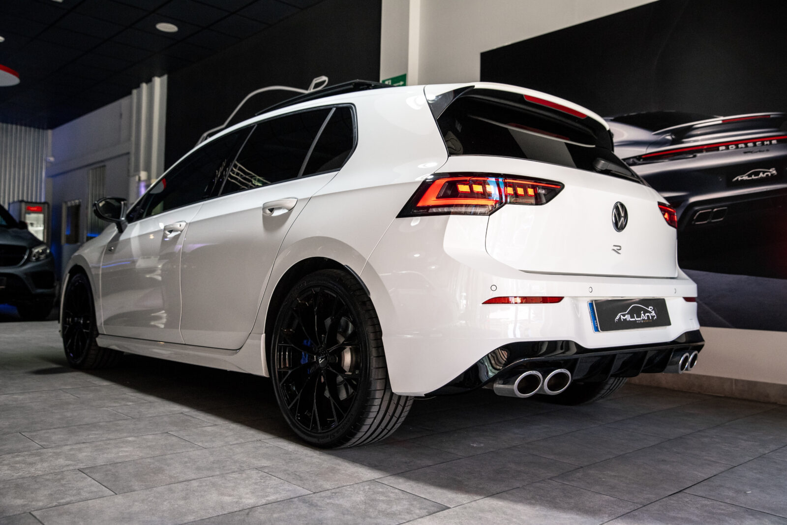 VOLKSWAGEN Golf R