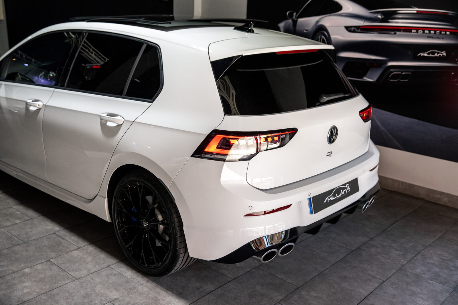 VOLKSWAGEN Golf R