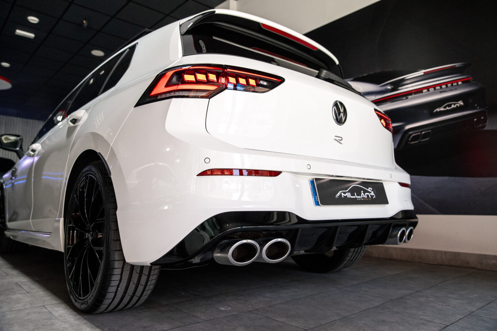 VOLKSWAGEN Golf R