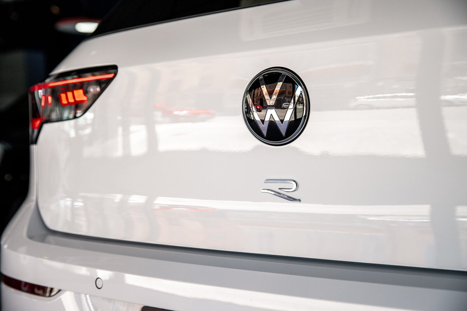 VOLKSWAGEN Golf R