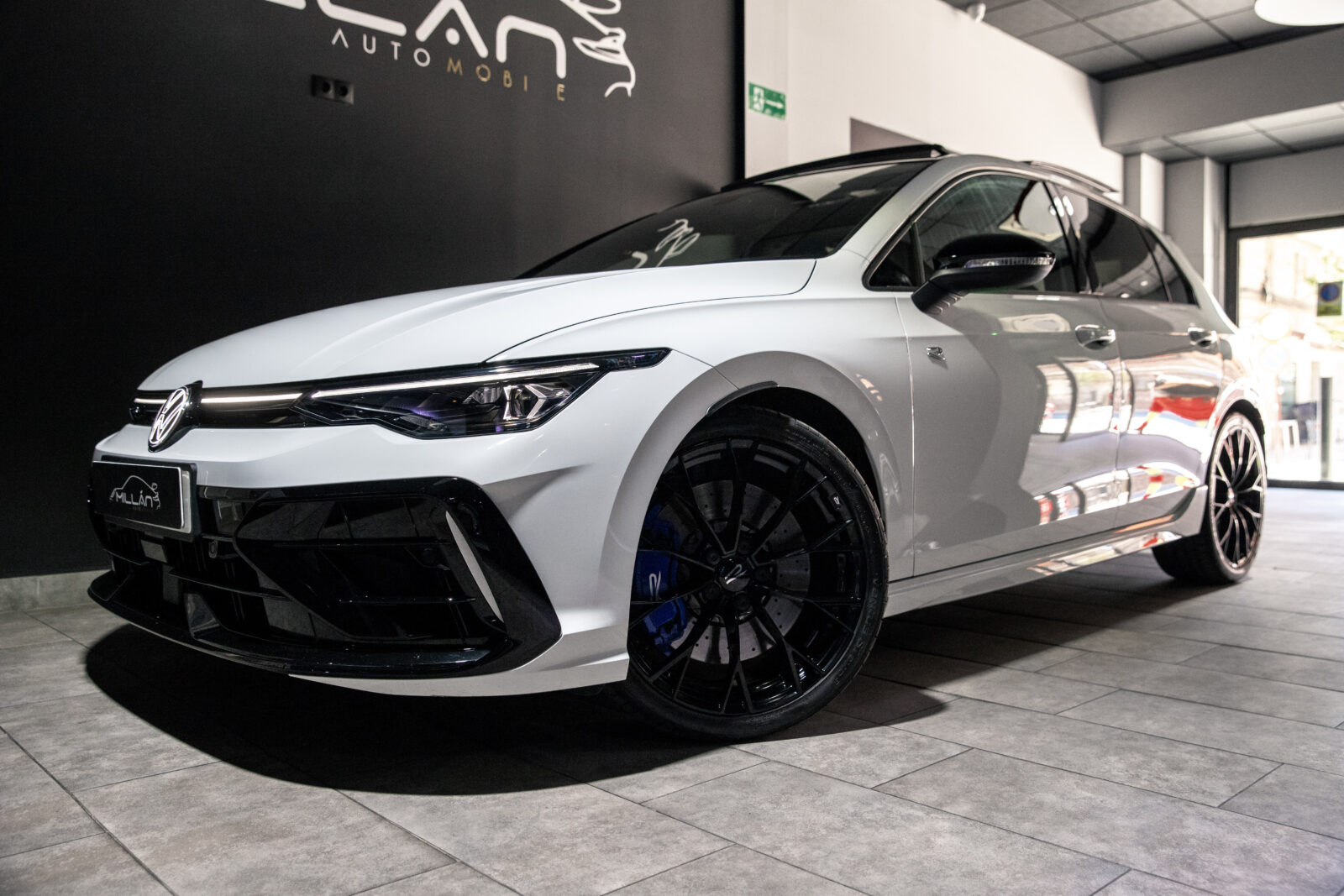 VOLKSWAGEN Golf R
