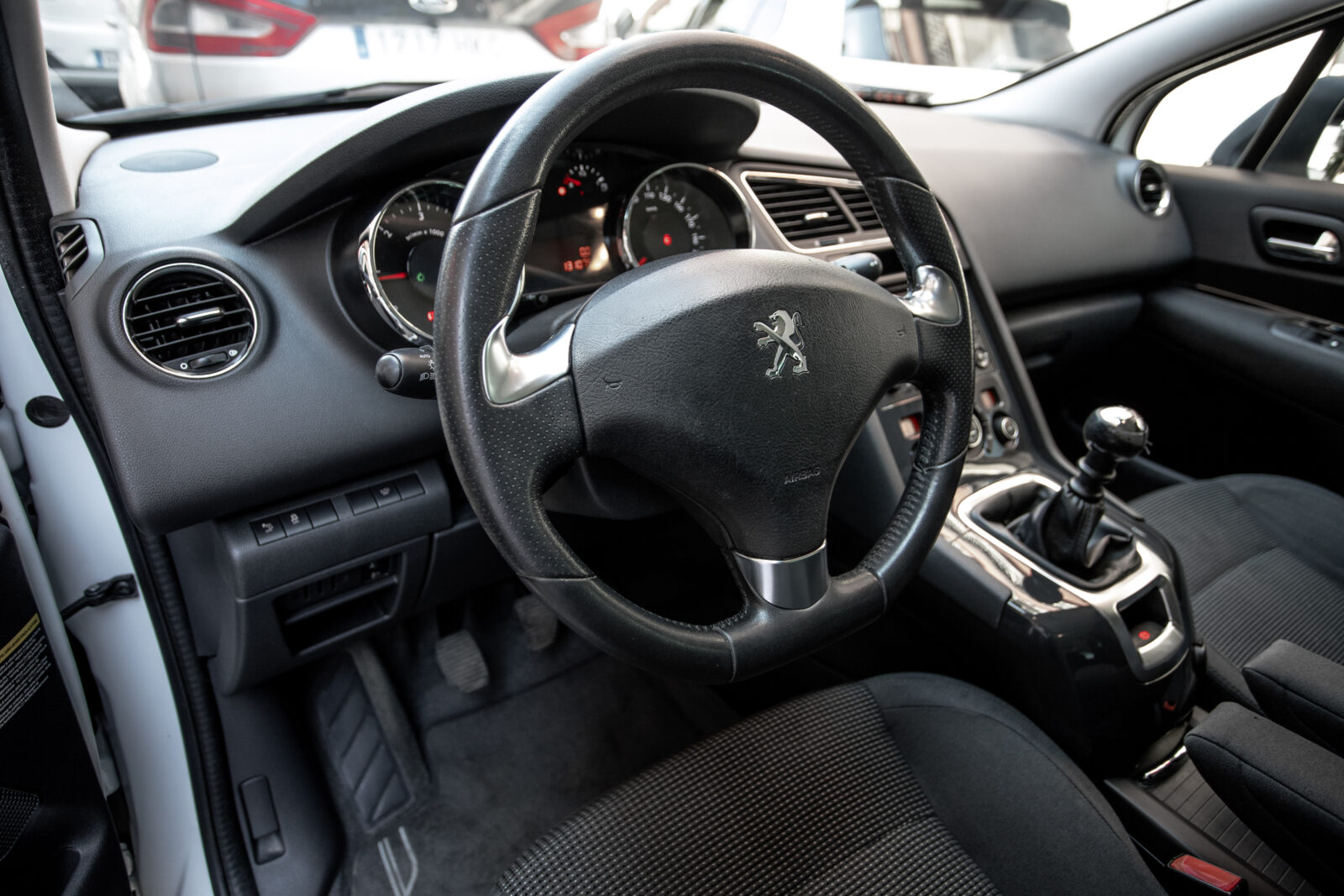PEUGEOT 5008 PEUGEOT 3008 Style 1.6 BlueHDI 120 EAT6