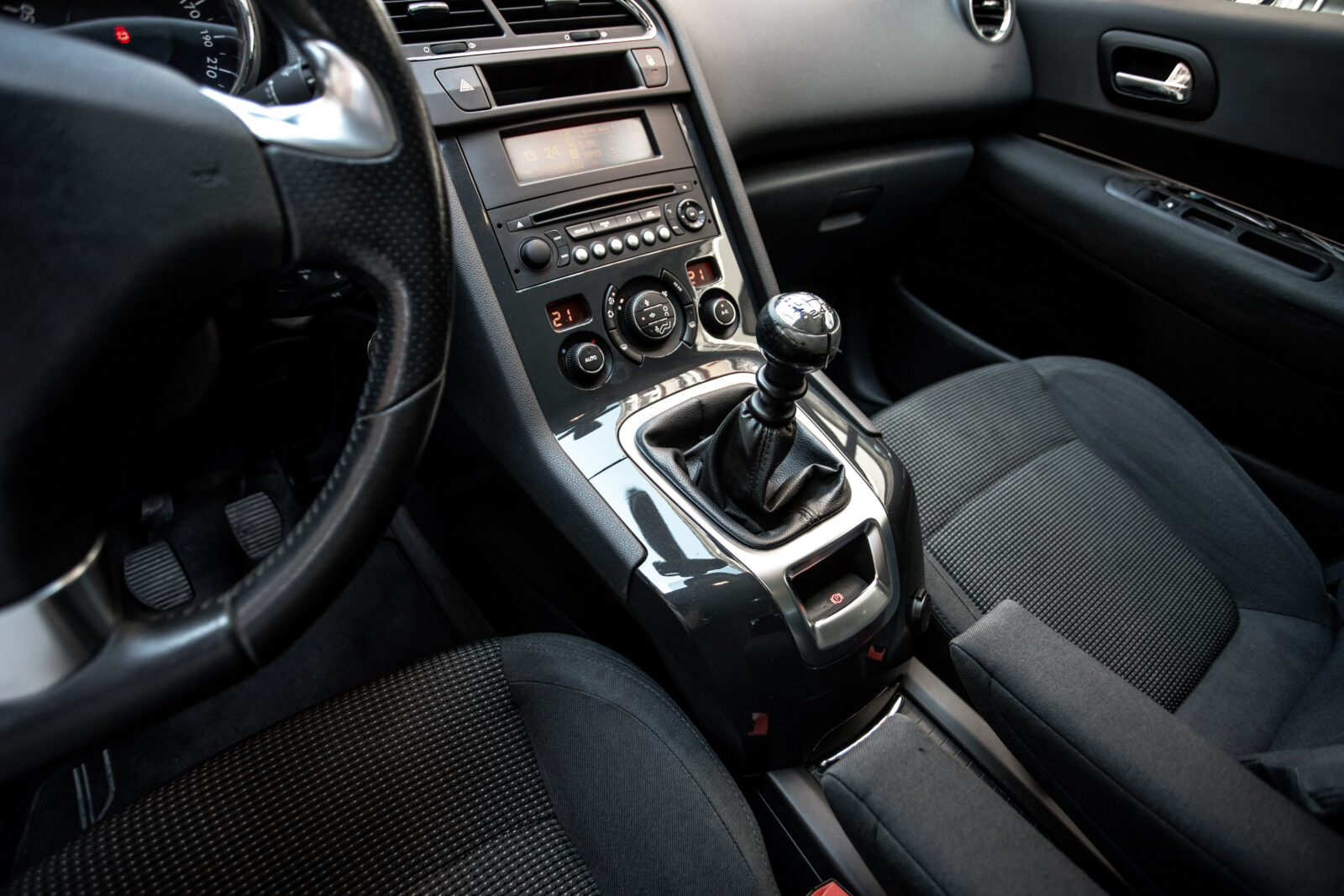 PEUGEOT 5008 PEUGEOT 3008 Style 1.6 BlueHDI 120 EAT6