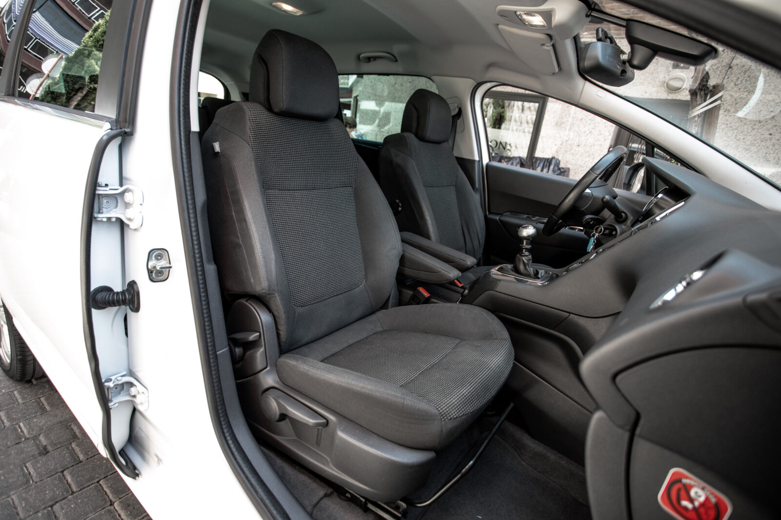 PEUGEOT 5008 PEUGEOT 3008 Style 1.6 BlueHDI 120 EAT6