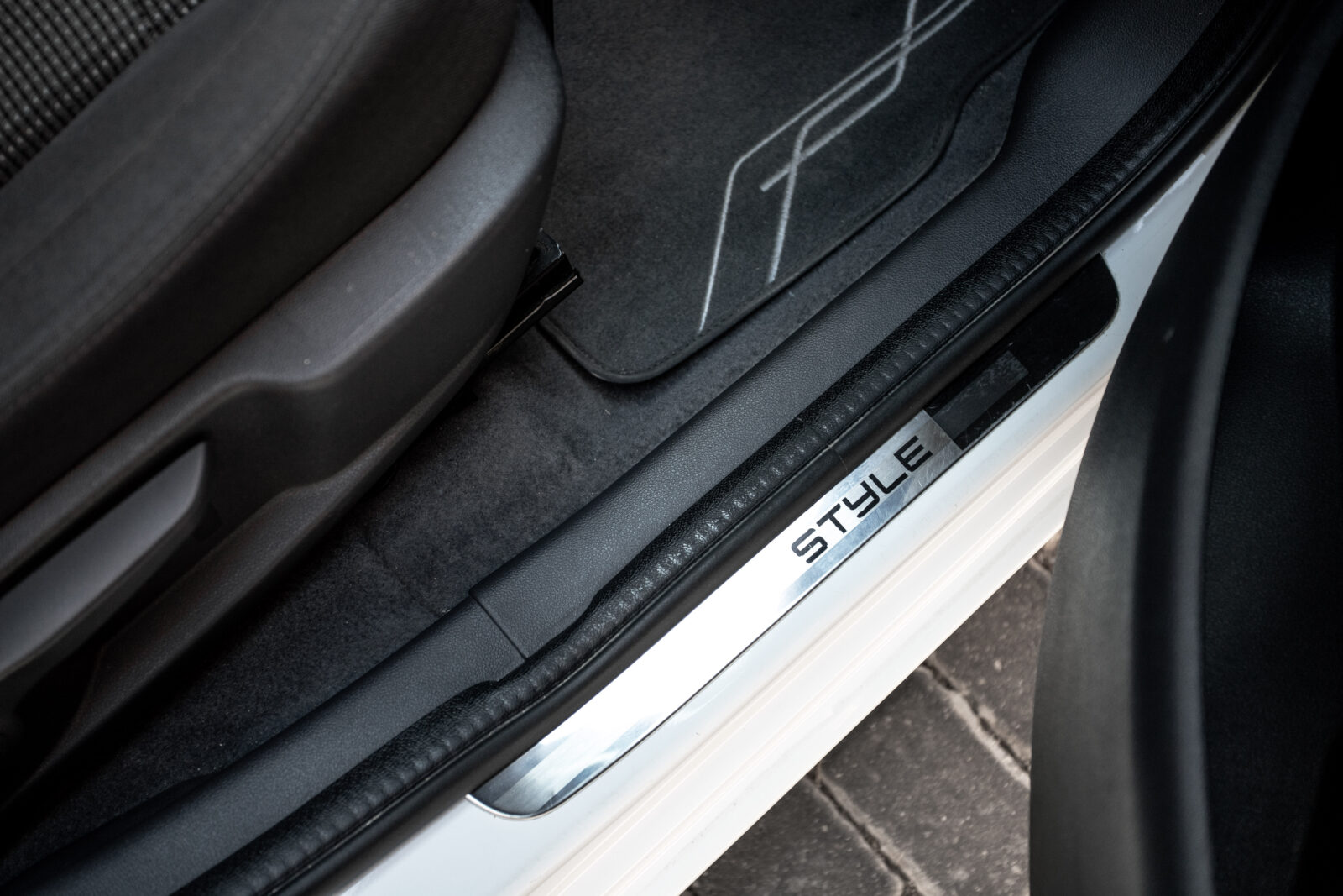PEUGEOT 5008 PEUGEOT 3008 Style 1.6 BlueHDI 120 EAT6