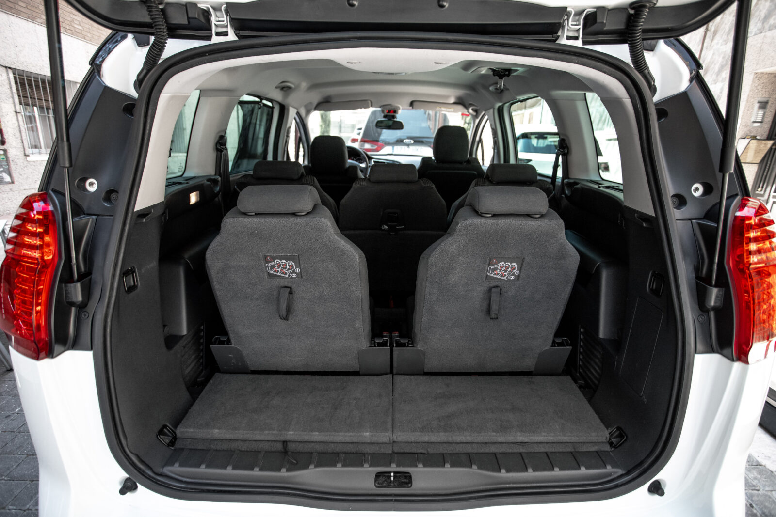 PEUGEOT 5008 PEUGEOT 3008 Style 1.6 BlueHDI 120 EAT6