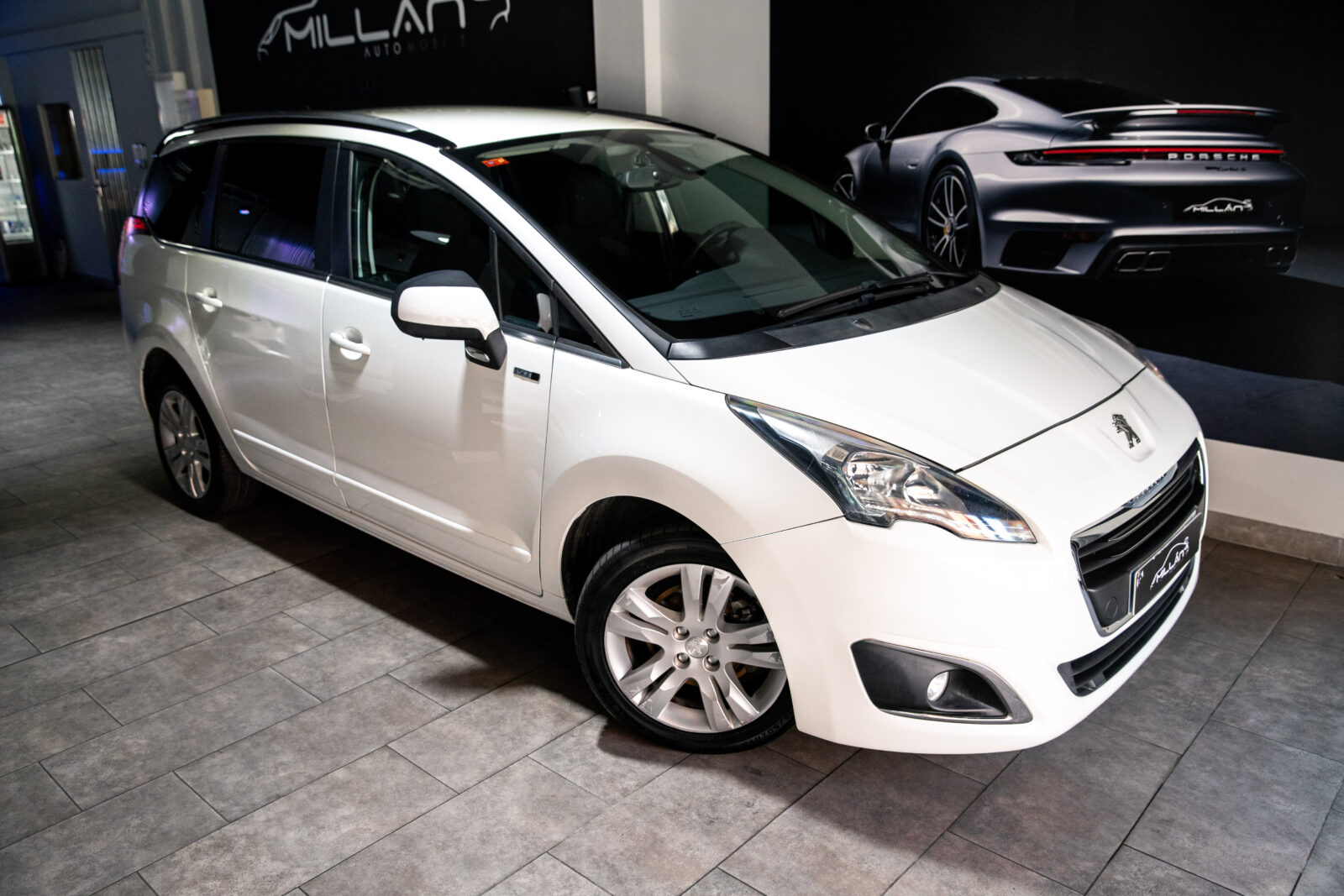 PEUGEOT 5008 PEUGEOT 3008 Style 1.6 BlueHDI 120 EAT6